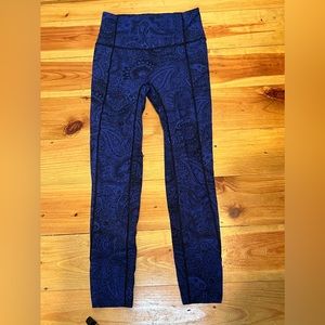 Lululemom blue and black print capri size 4 like new
